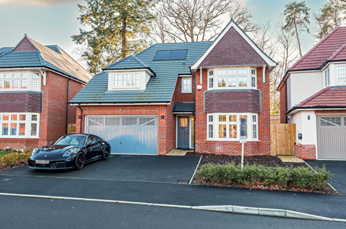 5 Bedroom Detached House For Sale In Watts Common Way, Aldershot, Hampshire, GU11