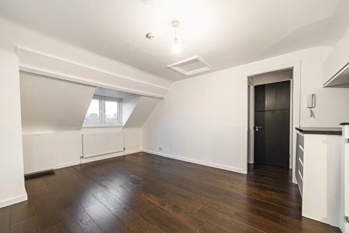 2 Bedroom Flat To Rent In Holmesdale Road, London, SE25