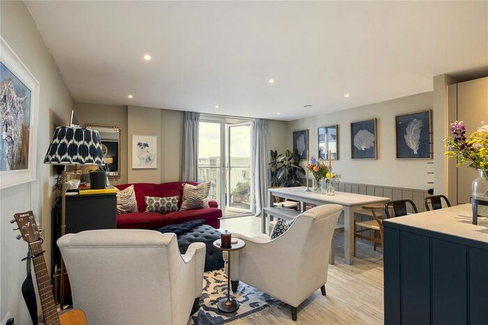 2 Bedroom Flat To Rent In Gaumont Place, London, SW2