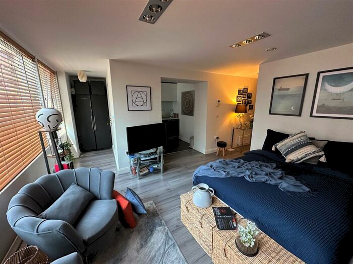 Apartment To Rent In Kenyons Steps, Liverpool, L1