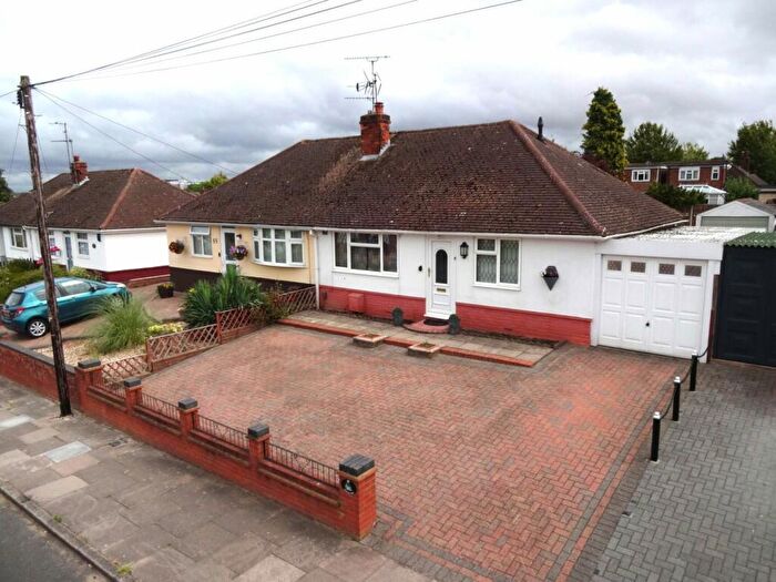 2 Bedroom Bungalow For Sale In Emerald Road, Luton, Bedfordshire, LU4