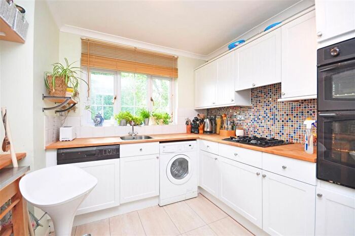 2 Bedroom Maisonette To Rent In Saunders Road, Tunbridge Wells, TN4