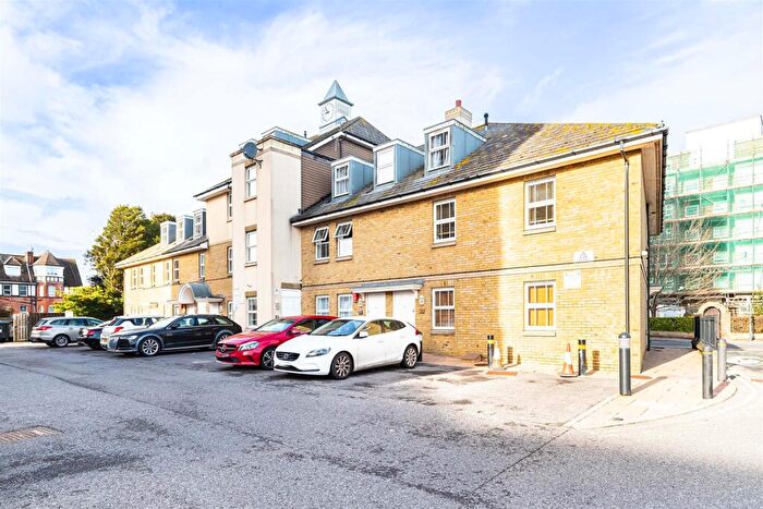 2 Bedroom Flat For Sale In West Cliff Road, Bournemouth, BH2