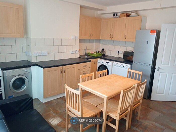 3 Bedroom Flat To Rent In Rochester Court, London, NW1