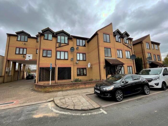 1 Bedroom Apartment To Rent In Cross Road, Waltham Cross, EN8