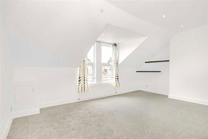 1 Bedroom Flat To Rent In Kingston Road, Teddington, TW11