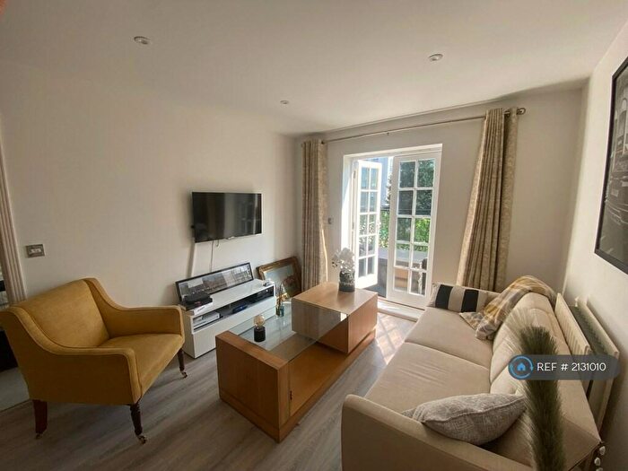 1 Bedroom Flat To Rent In Strata Court, Walton-On-Thames, KT12