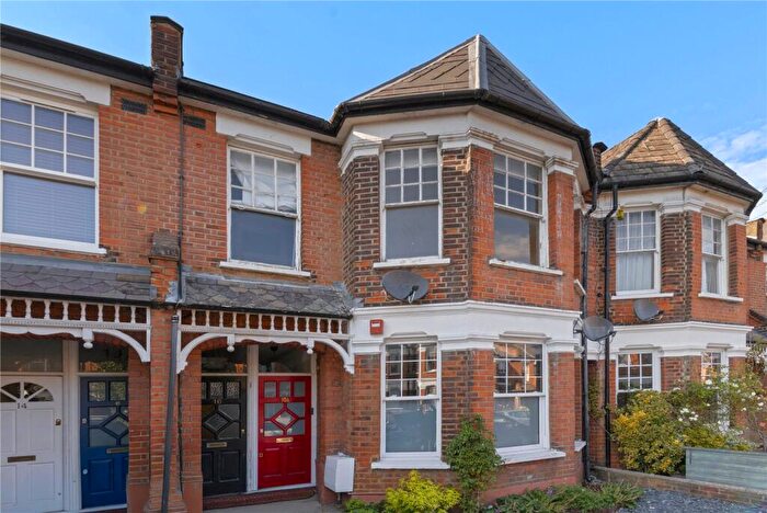 3 Bedroom Maisonette For Sale In Sedgemere Avenue, N2