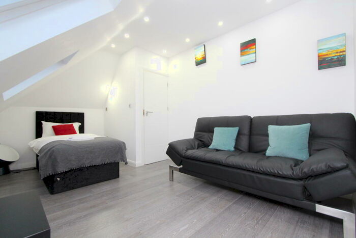 1 Bedroom House To Rent In Whitchurch Lane, Edgware, HA8