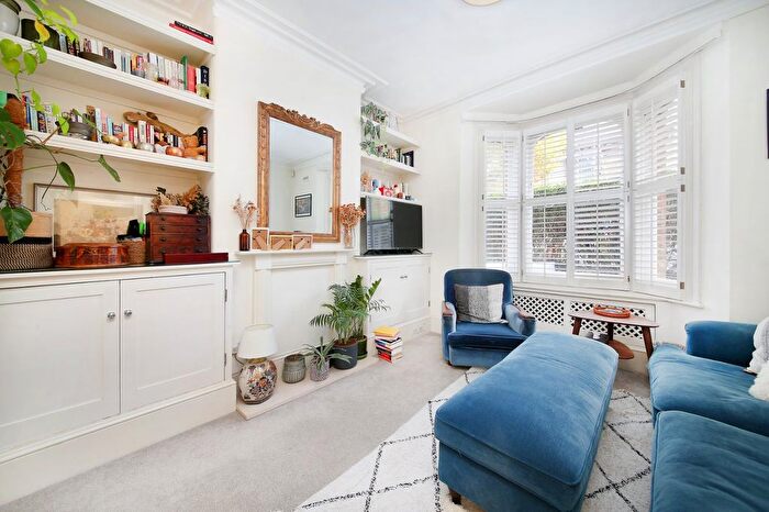 1 Bedroom Flat To Rent In Grayshott Road, The Shaftesbury Estate, SW11