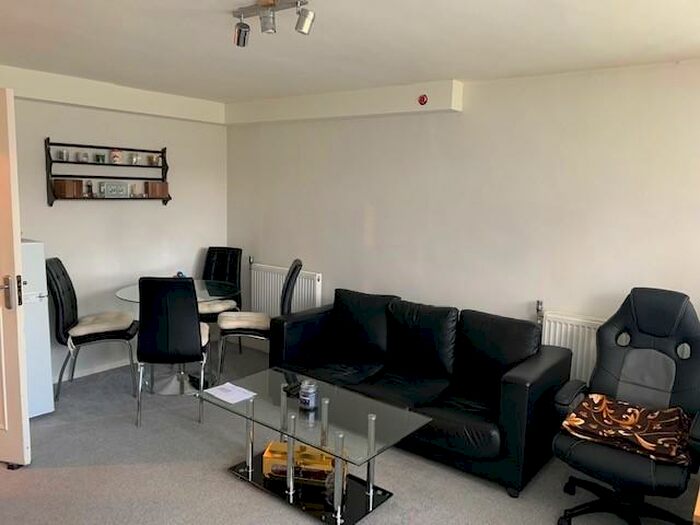 2 Bedroom Flat To Rent In Prospect Ring, London, N2