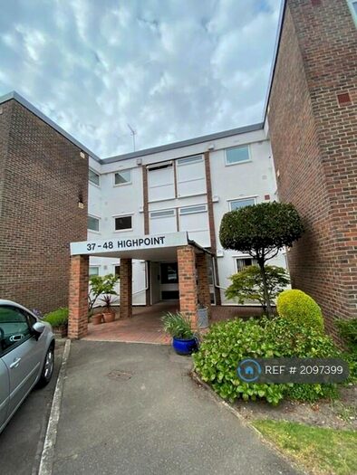 3 Bedroom Flat To Rent In High Point, Weybridge, KT13