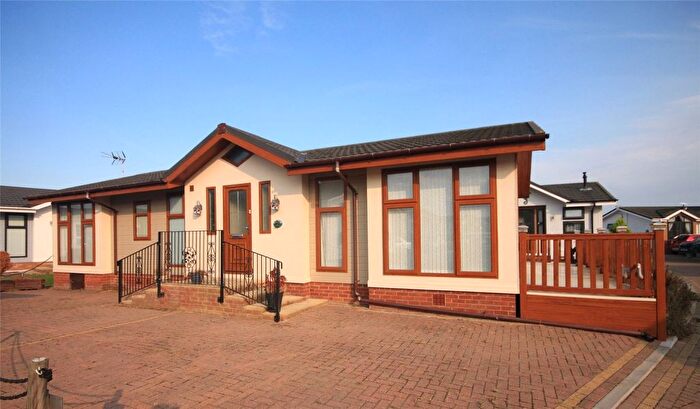 2 Bedroom Mobile/park Home For Sale In The Oaks, Hayes Country Park, Battlesbridge, Wickford, SS11