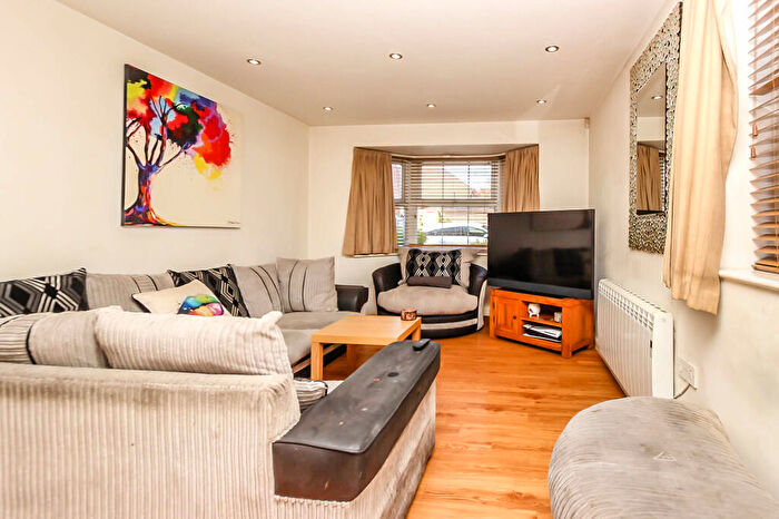 2 Bedroom Flat For Sale In Flowerhill Drive, Wellingborough, NN8