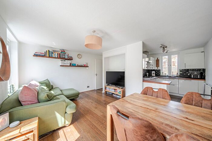 1 Bedroom Flat For Sale In Bobbin Close, Clapham, London, SW4