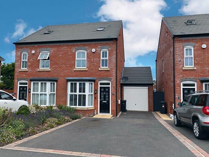 3 Bedroom Semi-Detached House To Rent In Hopyard Lane, Gornal, DY3