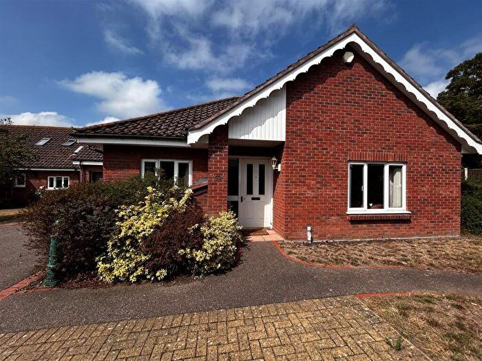 2 Bedroom Detached Bungalow For Sale In Lowestoft Road, Reydon, IP18