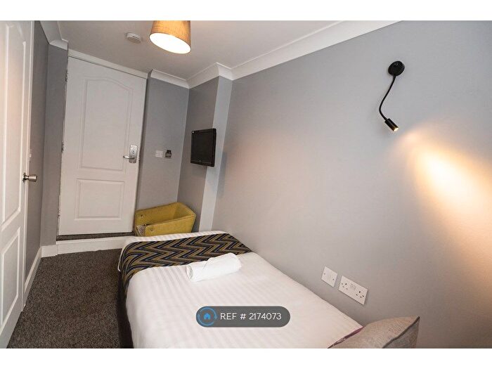 1 Bedroom Property To Rent In Shepherd's Bush Road, London, W6