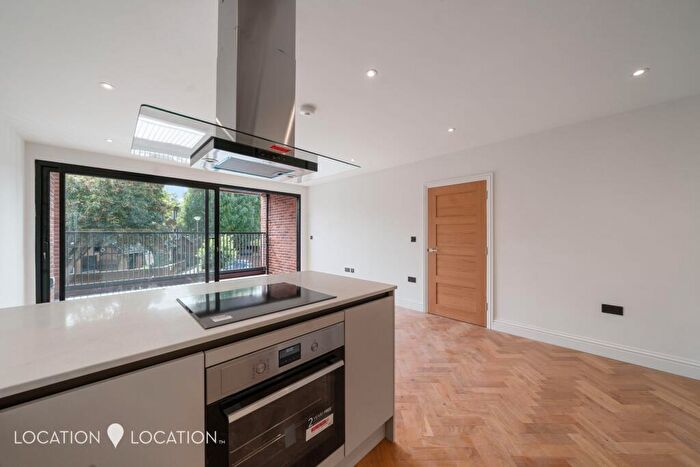 2 Bedroom Flat For Sale In Roman Way, London, N7