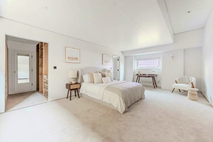 2 Bedroom House Boat To Rent In Cheyne Walk, Chelsea, London, SW10