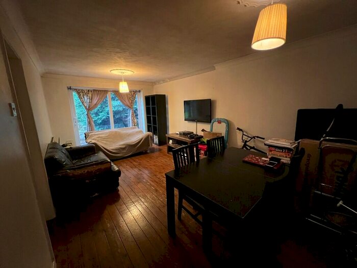 2 Bedroom Flat To Rent In Hickory Drive, Smethwick, West Midlands, B17