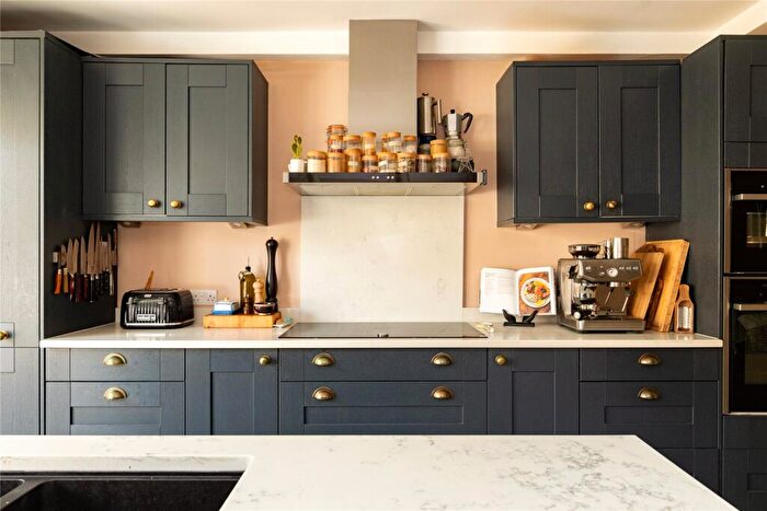 3 Bedroom House To Rent In Bridge Lane, Battersea, SW11