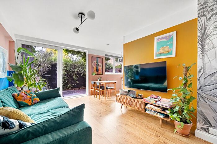 3 Bedroom Flat To Rent In Dorset Court, Hertford Road, N1