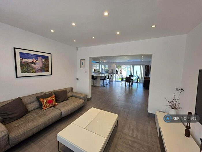 4 Bedroom Semi-Detached House To Rent In The Vale, London, NW11