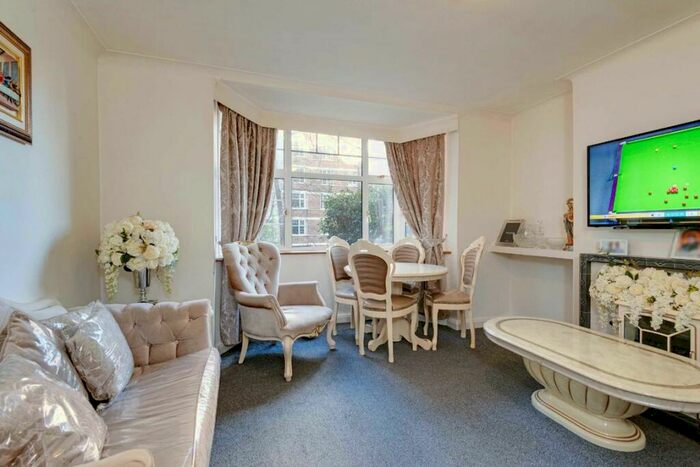 2 Bedroom Flat To Rent In Colney Hatch Lane, London, N10