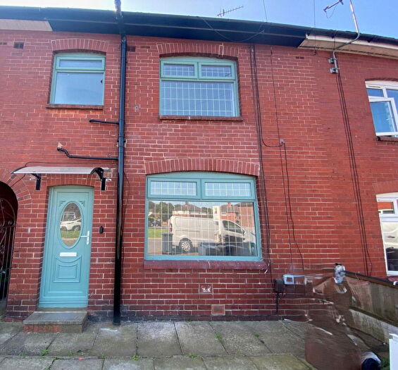 3 Bedroom Town House For Sale In Maple Close, Shaw, Oldham, OL2