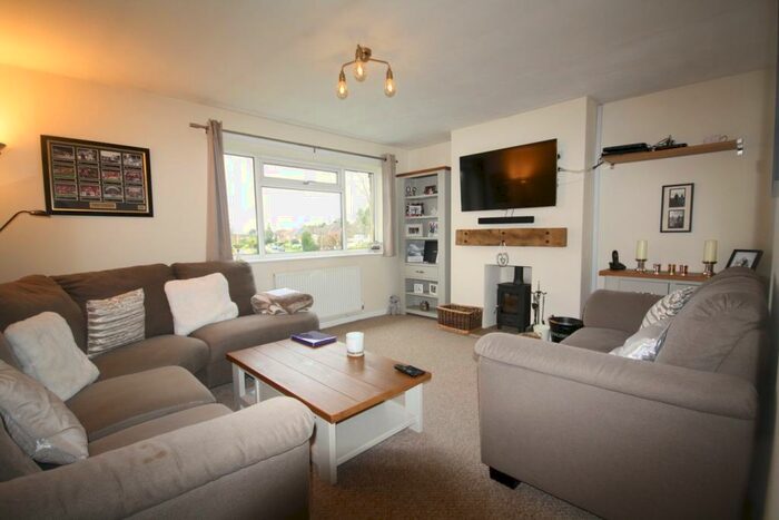 2 Bedroom Maisonette To Rent In Pinewood Green, Iver, SL0