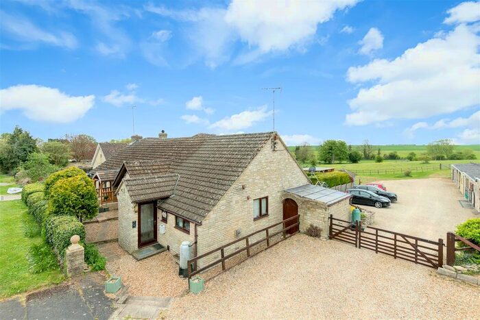 6 Bedroom Detached Bungalow For Sale In Shilton Road, Carterton, OX18