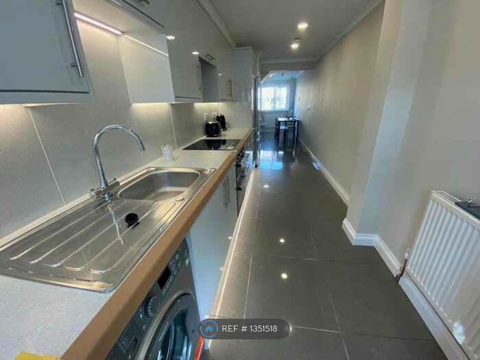 5 Bedroom Terraced House To Rent In Jessop Road (Main House Only), Stevenage, SG1