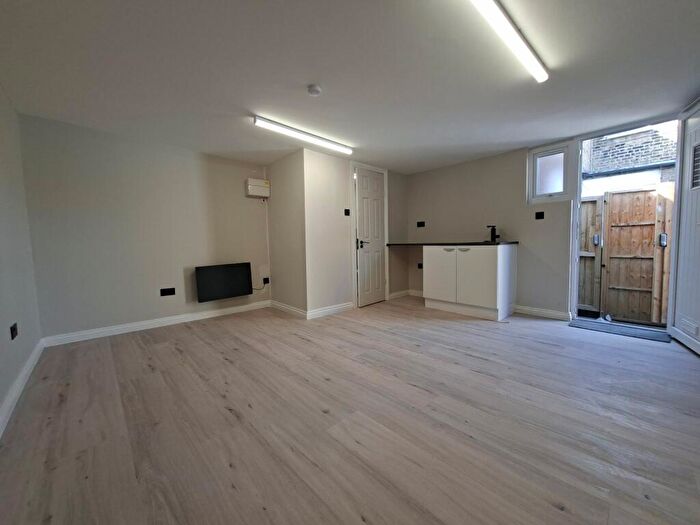 Studio To Rent In Montagu Road, London, N18