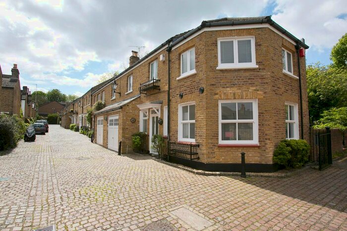 2 Bedroom Property To Rent In Vineyard Mews, Preston Place, TW10