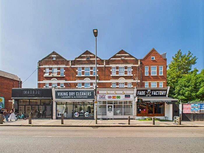 3 Bedroom Flat To Rent In Bedford Hill, Balham, SW12