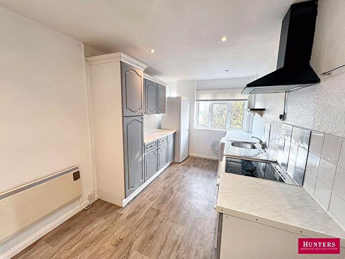 2 Bedroom Flat For Sale In Friern Mount Drive, London, N20