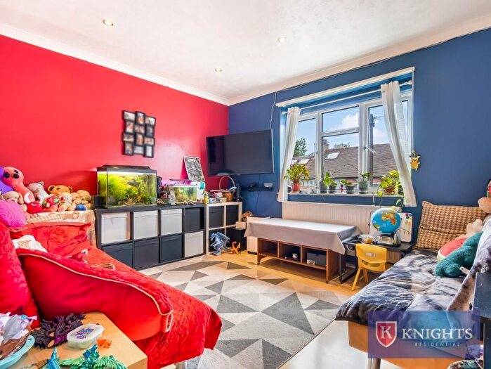 2 Bedroom Maisonette For Sale In The Avenue, London, N17