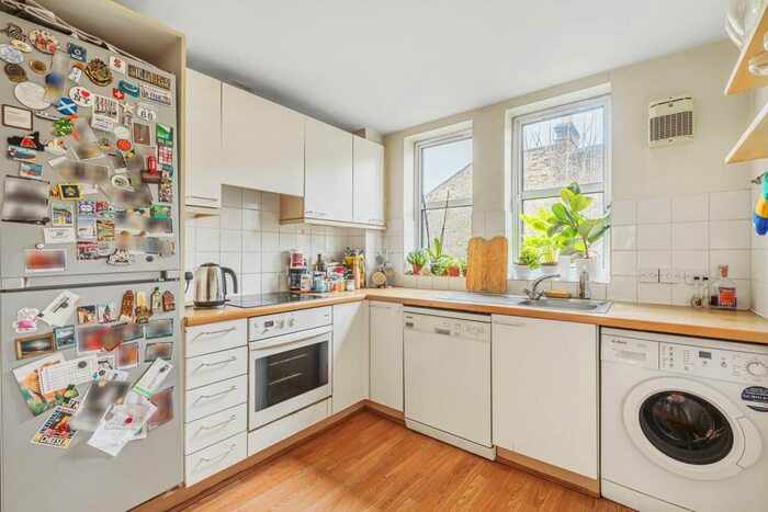 2 Bedroom Flat To Rent In Equity Square, Bethnal Green, London, E2