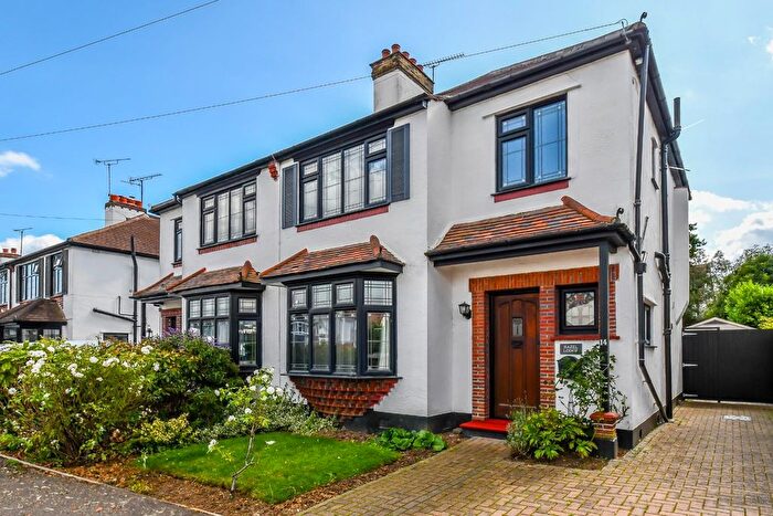 3 Bedroom Semi-Detached House For Sale In Hamilton Close, Leigh On Sea, SS9