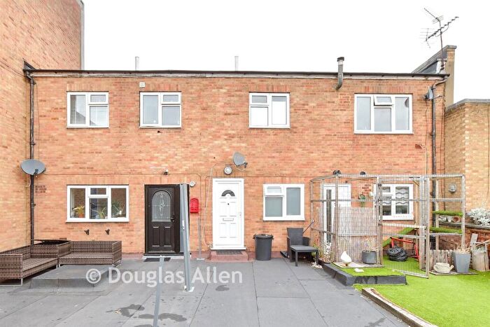 1 Bedroom Maisonette For Sale In High Street, Hornchurch, Essex, RM12