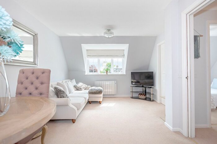 2 Bedroom Flat For Sale In Stanford Orchard, Horsham, RH12