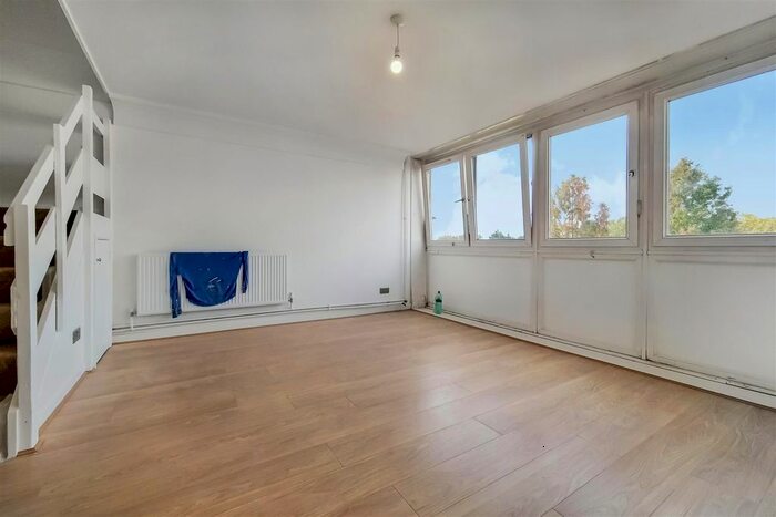 3 Bedroom Flat To Rent In Redwood Estate, Heston, Hounslow, TW5