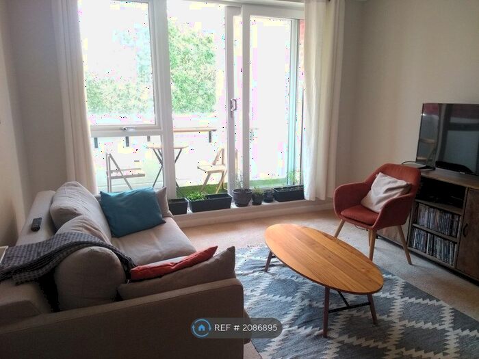 2 Bedroom Flat To Rent In Auburn Mansions, Poole, BH12