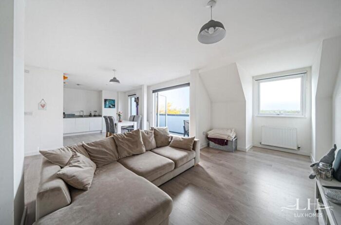 2 Bedroom Apartment For Sale In Brick House, Romford, RM3