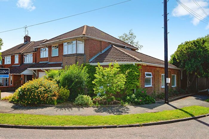 4 Bedroom Detached House For Sale In Hillview Crescent, Luton, LU2