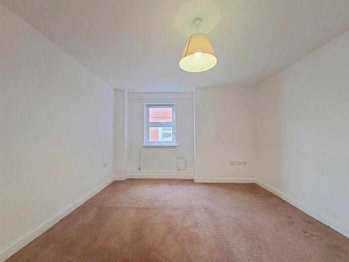 1 Bedroom Flat To Rent In Ravenscourt House, - Askew Road, London, W12