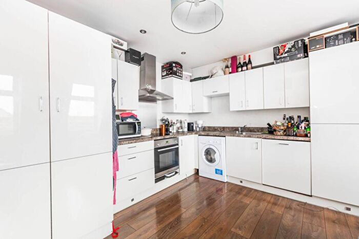 2 Bedroom Flat To Rent In Kingsland High Street, Dalston, London, E8