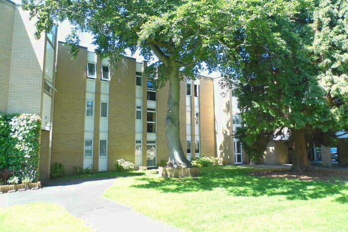 1 Bedroom Flat To Rent In Winchester Close, Bush Hill Park, EN1