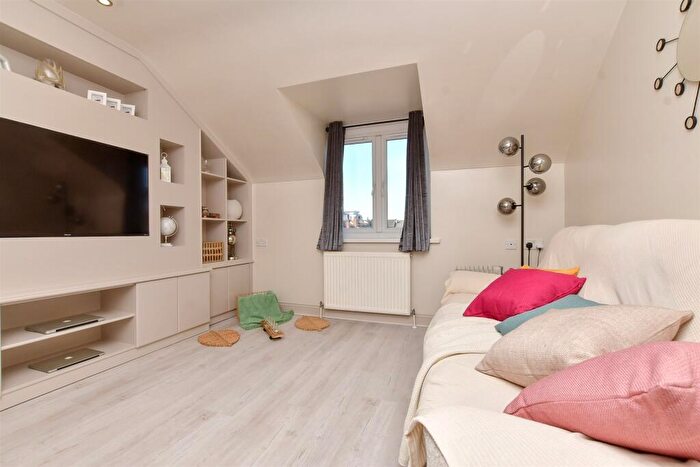 2 Bedroom Flat For Sale In Clarendon Road, Wallington, Surrey, SM6